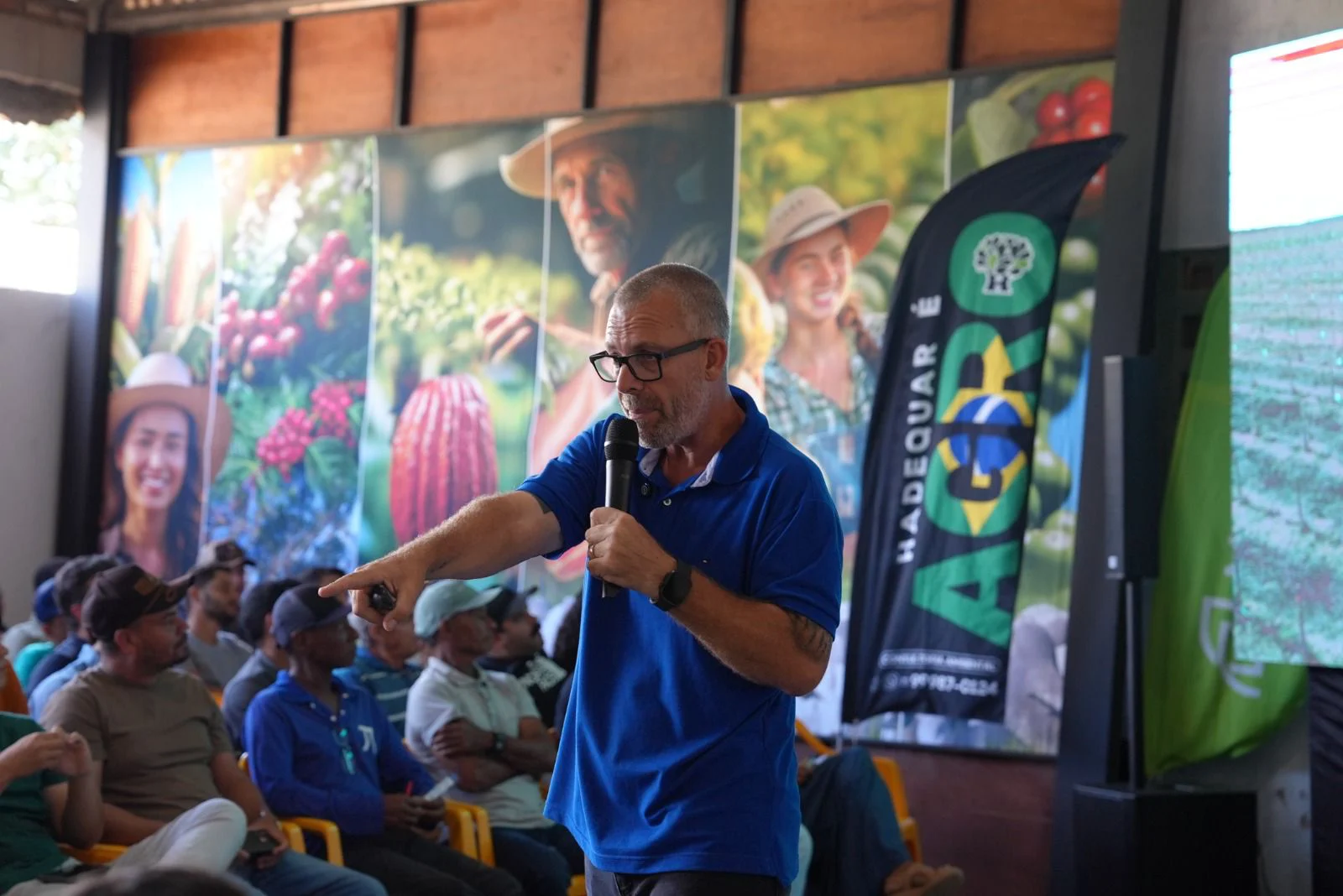 Erasmo Agro conduzindo uma palestra técnica