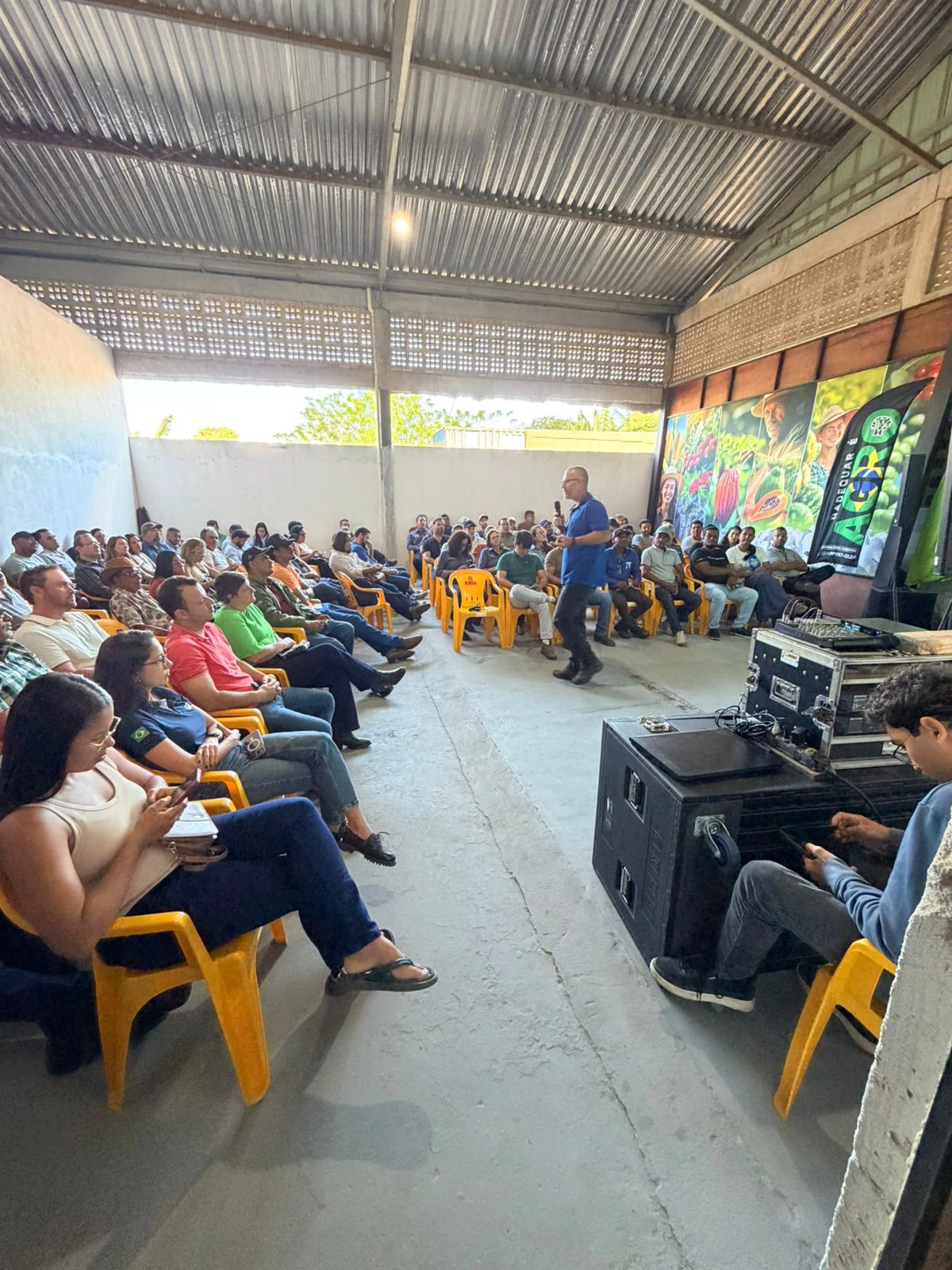 Erasmo Agro apresentando palestra para produtores