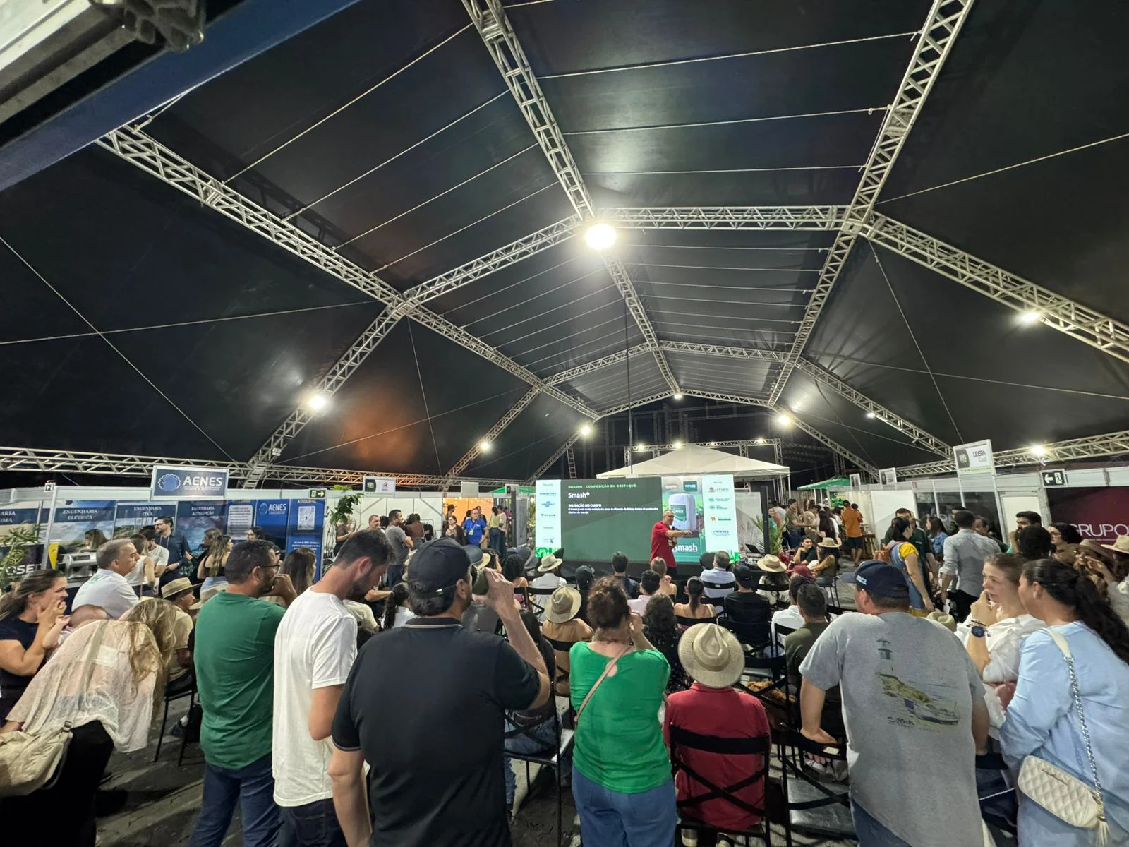 Público acompanhando uma palestra em evento do agronegócio