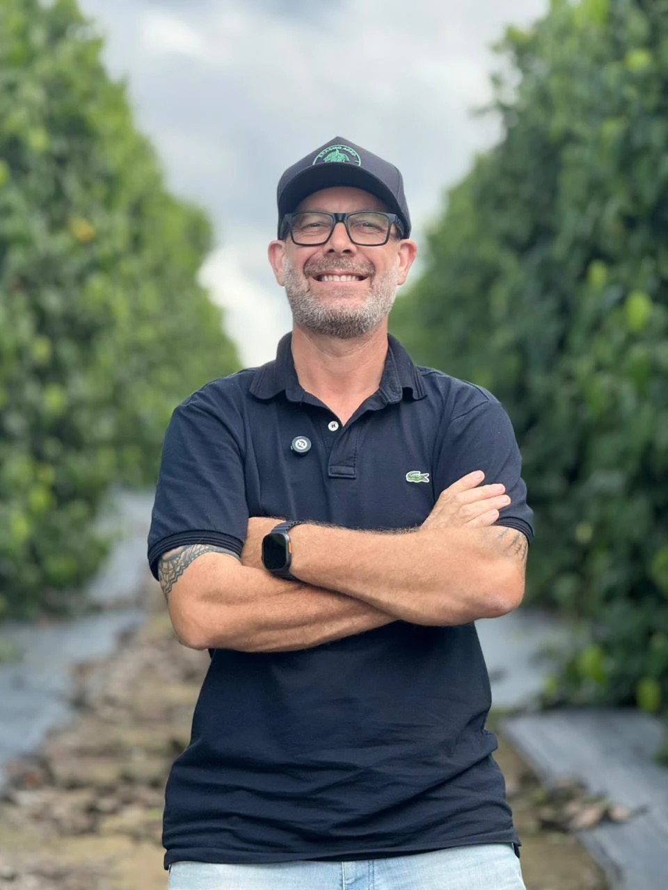 Erasmo Fernandes em uma área de cultivo acompanhando o trabalho no campo
